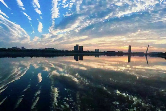 一片暮靄于遠(yuǎn)處飄浮