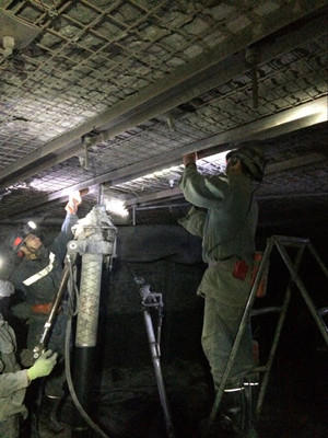 天工公司瑞能礦建項目部113運(yùn)輸順槽順利貫通