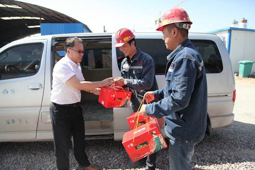 礦建二公司中秋節(jié)慰問(wèn)一線工人小小月餅暖人心