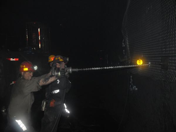 掘進公司推進百日安全活動“穩(wěn)、準、狠”