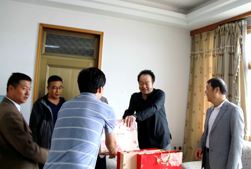 大秦置業(yè)公司黨政雙節(jié)前慰問一線員工檢查督導(dǎo)項目進度