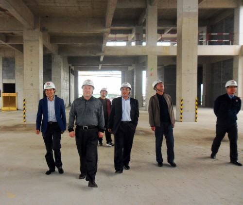 陜煤集團總經(jīng)理助理、建設集團聯(lián)合黨委書記、董事長寧興剛“雙節(jié)”期間深入澄合分公司中科遙感工地慰問施工一線的干部職工