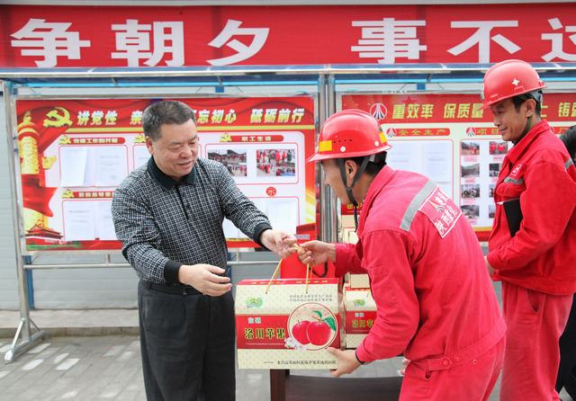 陜煤集團總經(jīng)理助理、建設集團聯(lián)合黨委書記、董事長寧興剛一行深入礦建二公司冶坪項目部慰問一線職工