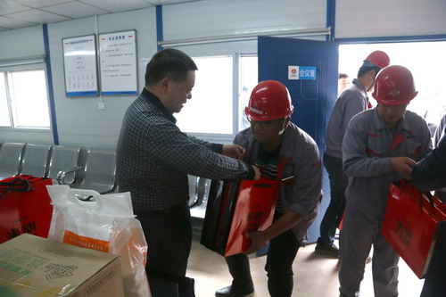 陜煤集團總經(jīng)理助理、建設集團聯(lián)合黨委書記、董事長寧興剛一行深入基層慰問一線員工