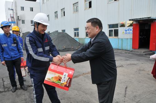 陜煤集團總經(jīng)理助理、建設集團聯(lián)合黨委書記、董事長寧興剛一行節(jié)日期間深入洗選煤運營公司基層慰問一線員工