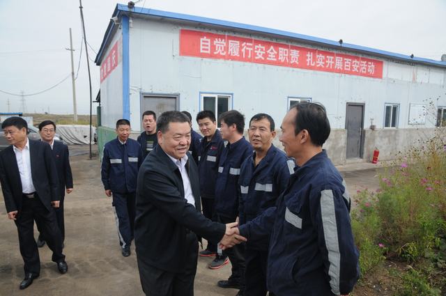 陜煤集團總經(jīng)理助理、建設集團聯(lián)合黨委書記、董事長寧興剛一行深入掘進公司紅柳林項目部走訪慰問