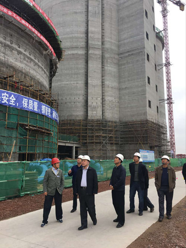 陜煤集團總經(jīng)理助理、建設集團聯(lián)合黨委書記、董事長寧興剛一行中秋節(jié)深入天工公司土建第二項目部走訪慰問