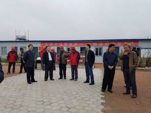陜煤集團總經(jīng)理助理、建設集團聯(lián)合黨委書記、董事長寧興剛一行蒞臨韓城分公司榆北煤業(yè)公司小保當?shù)V施工現(xiàn)場和大家一起過中秋