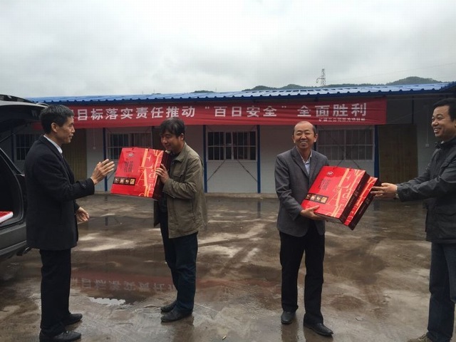 礦建三公司深入雙龍項(xiàng)目部慰問一線職工