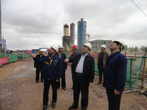 陜煤集團總經(jīng)理助理、建設集團聯(lián)合黨委書記、董事長寧興剛一行中秋節(jié)深入曹家灘項目工地視察慰問