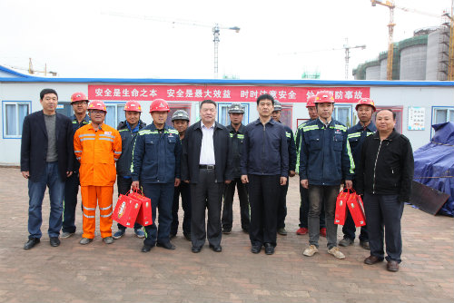 到一線，送祝福，鼓干勁