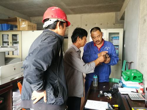 韓城分公司土建八項目部防護(hù)門自動開閉裝置創(chuàng)新創(chuàng)效保安全