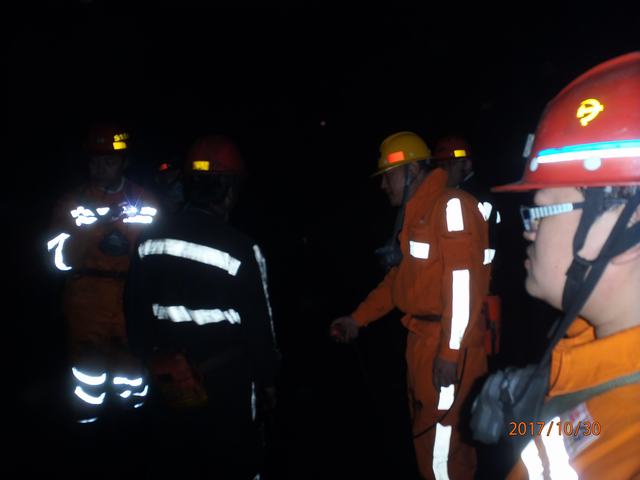 掘進(jìn)公司百米井下現(xiàn)場會找問題 定標(biāo)準(zhǔn) 鼓士氣