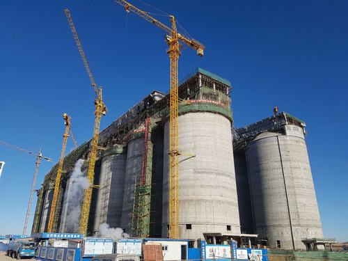 韓城分公司小保當(dāng)選煤廠塊煤倉（一標段）、最終篩分車間工程順利封頂