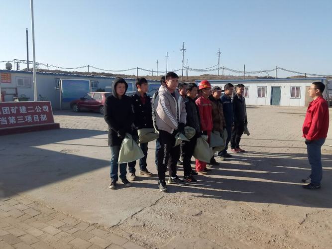 礦建二公司小保當(dāng)?shù)谌椖坎块_展撿垃圾環(huán)?；顒?></div>
                                <div   id=