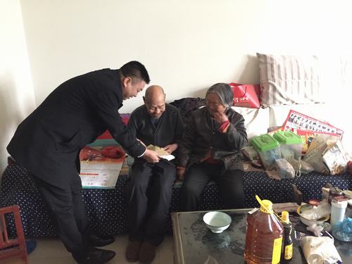 礦建二公司慰問困難職工，送去企業(yè)關(guān)愛