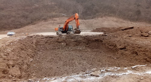 銅川分公司冶坪煤礦矸石倉、通風(fēng)機(jī)房配電室等工程順利開工