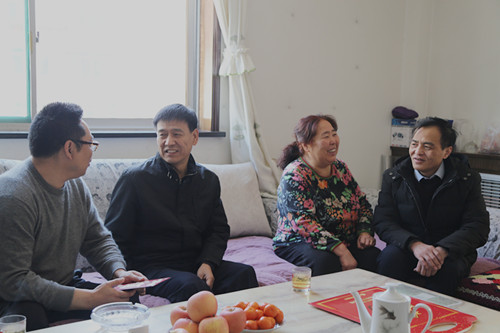 建設(shè)集團(tuán)聯(lián)合黨委副書記、紀(jì)委書記、工會主席侯本英走訪慰問機(jī)電安裝公司困難職工