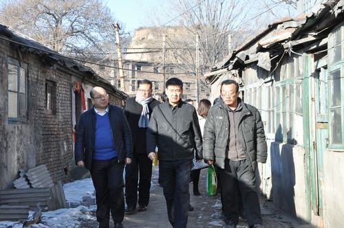 建設(shè)集團(tuán)聯(lián)合黨委副書記、紀(jì)委書記、工會主席侯本英 為韓城分公司困難職工送來春節(jié)祝福