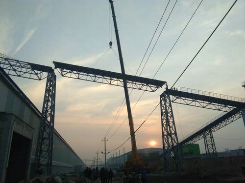 銅煤公司承建的美鑫氧化鋁1#、2#倉庫工程桁架成功實現(xiàn)合攏施工