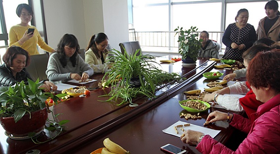 流光溢彩，情暖三?八