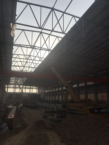 天工公司銅川項(xiàng)目部美鑫熔鑄車(chē)間33米跨天車(chē)一次性吊裝完成