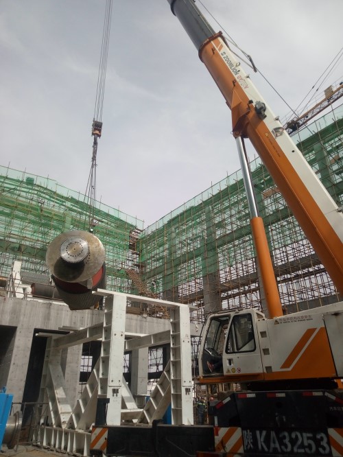 機電安裝公司承建的小保當一號煤礦主斜井帶式輸送機配電、控制及機械設(shè)備安裝如火如荼