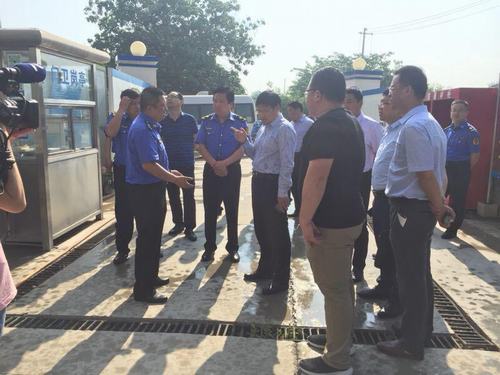 渭南臨渭區(qū)副區(qū)長楊宇英赴朝陽大街拆遷安置項(xiàng)目督查治污減霾工作