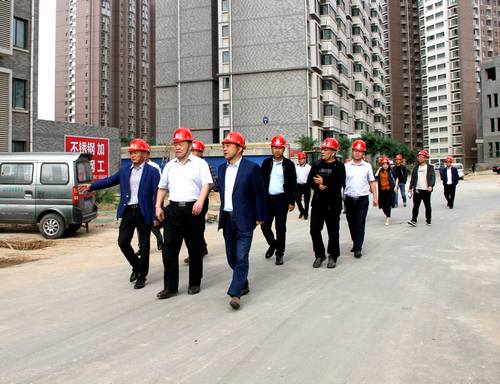 寧興剛、王明智一行深入銅煤1#、2#住宅小區(qū)施工現(xiàn)場調(diào)研指導工作