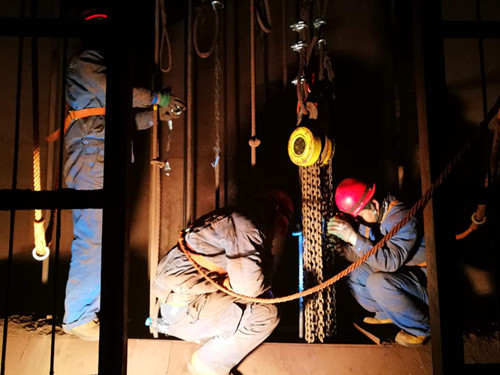 陜煤建設(shè)機(jī)電安裝公司酒鋼項(xiàng)目部“快、準(zhǔn)、穩(wěn)”調(diào)試罐籠記