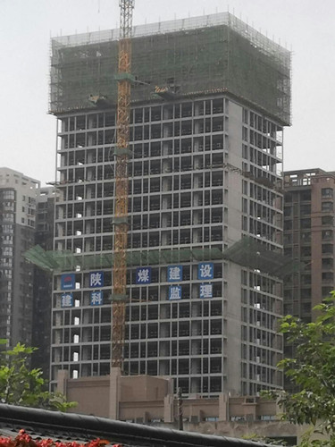 陜煤建設(shè)天工公司雅荷項(xiàng)目部奮力沖刺雅荷中央廣場1、2#樓封頂