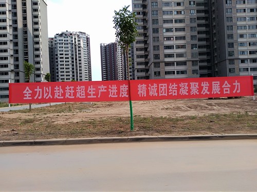 冒高溫 戰(zhàn)酷暑，他們始終在堅(jiān)守