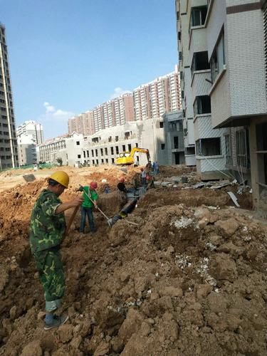 他們?yōu)樵賱?chuàng)銅煤新輝煌戰(zhàn)高溫、斗酷暑