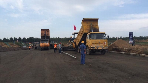 陜煤建設路橋分公司小保當項目順利完成水穩(wěn)碎石頂層攤鋪工作