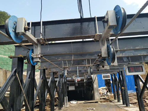 陜煤建設(shè)機(jī)電安裝公司:冶坪煤礦“猴車”裝置開(kāi)始試運(yùn)行