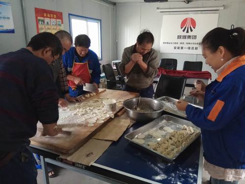 陜煤建設洗選煤運營公司安裝第一項目部：迎中秋、包餃子、暖人心