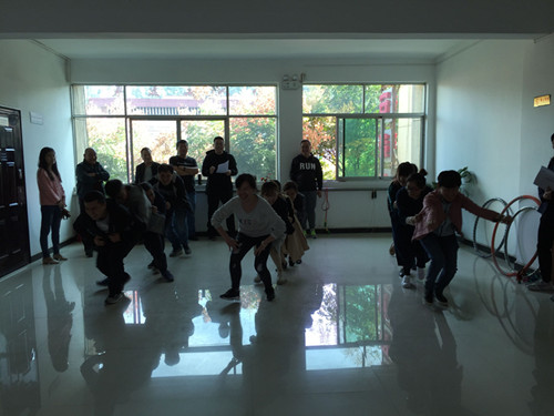 炫動(dòng)彩繩   一毽鐘情