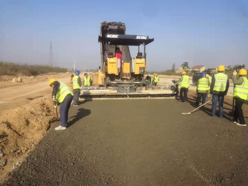 陜煤建設(shè)路橋分公司推進(jìn)大荔G242公路水穩(wěn)攤鋪工作