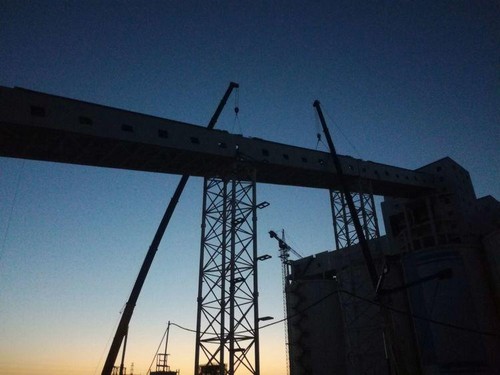 陜煤建設(shè)中煤公司:曹家灘礦業(yè)4#驅(qū)動(dòng)機(jī)房至塊煤倉帶式輸送機(jī)棧橋鋼桁架吊裝作業(yè)圓滿結(jié)束