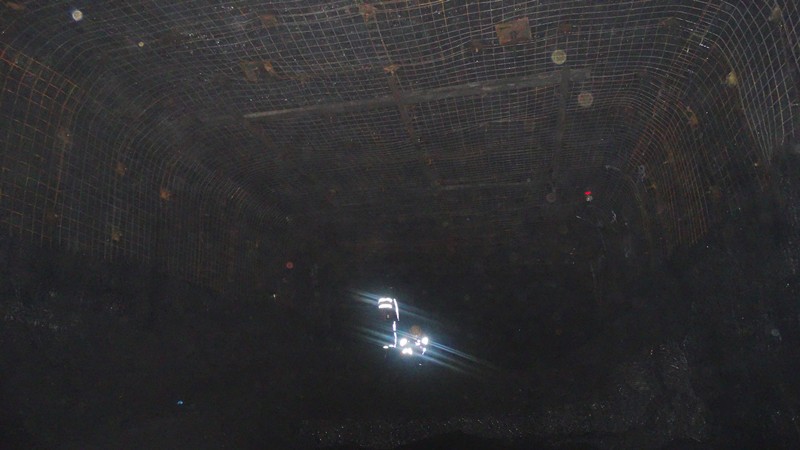 陜煤建設(shè)礦建三公司曹家灘項目部2-2煤回風(fēng)大巷9#回風(fēng)聯(lián)絡(luò)巷順利貫通