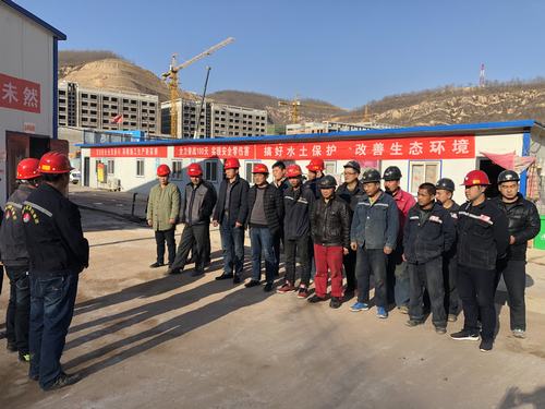 陜煤建設(shè)礦建二公司車(chē)村工地開(kāi)展火災(zāi)應(yīng)急演練為安全生產(chǎn)保駕護(hù)航