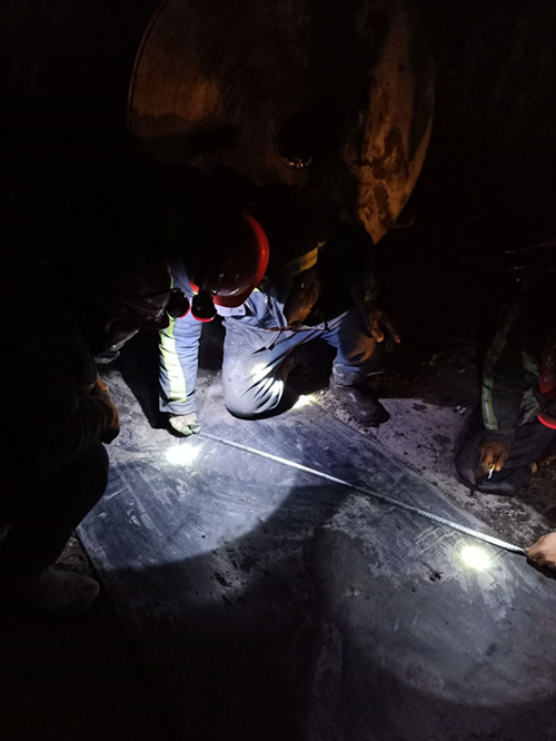 陜煤建設(shè)機電安裝公司沙梁井下4-2煤大巷帶式輸送機安裝進入沖刺階段