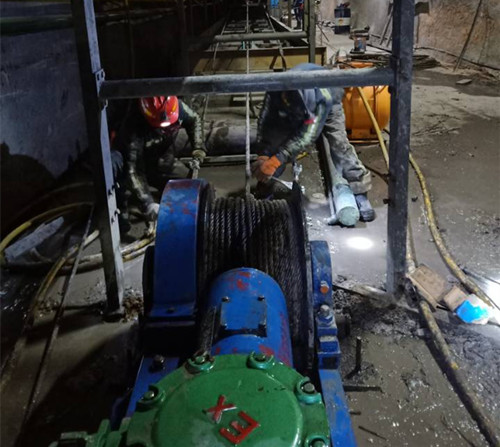 陜煤建設(shè)機(jī)電安裝公司檸條塔項目部順利搶修更換皮帶張緊裝置