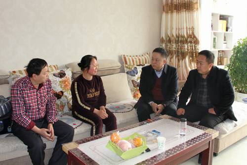 陜煤建設(shè)銅煤公司領(lǐng)導(dǎo)走訪(fǎng)慰問(wèn)困難職工