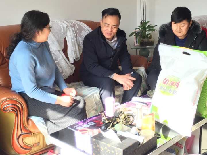 陜煤建設(shè)機電安裝公司領(lǐng)導走訪慰問困難職工