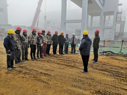 陜煤建設(shè)銅煤公司承建的曹家灘礦井主廠房至矸石倉(cāng)、主廠房至煤泥卸載點(diǎn)帶式輸送機(jī)棧橋工程順利吊裝