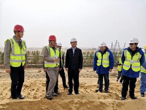 榆林化學(xué)公司執(zhí)行董事宋世杰一行蒞臨陜煤建設(shè)銅煤公司煤炭分質(zhì)利用制化工新材料示范項(xiàng)目廠前區(qū)土方平整項(xiàng)目現(xiàn)場檢查指導(dǎo)工作