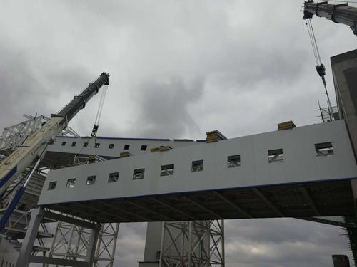 陜煤建設(shè)韓城分公司曹家灘采樣間至5號驅(qū)動機房棧橋順利吊裝完工