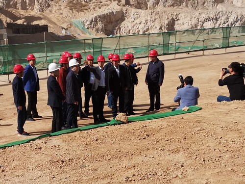 銅川市委書(shū)記楊長(zhǎng)亞一行蒞臨陜煤建設(shè)銅煤公司承建的年產(chǎn)20萬(wàn)噸固體廢物收集、貯運(yùn)及預(yù)處理項(xiàng)目檢查指導(dǎo)工作