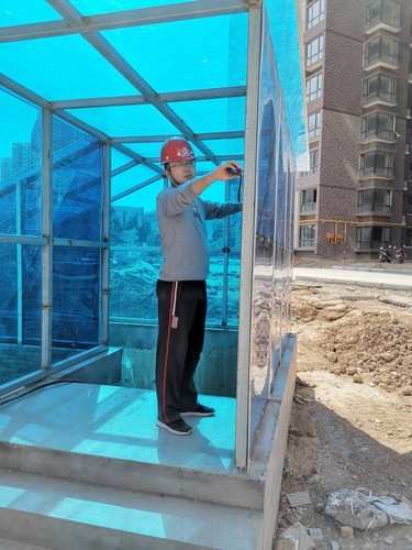 風(fēng)吹浪打揉不碎，寒來暑往見精神